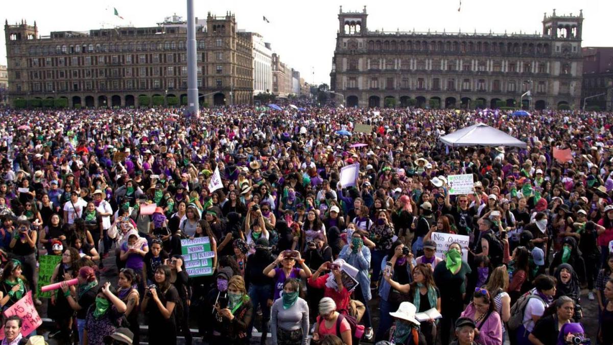 AMLO llama a manifestantes del 8M a no incurrir en actos violentos