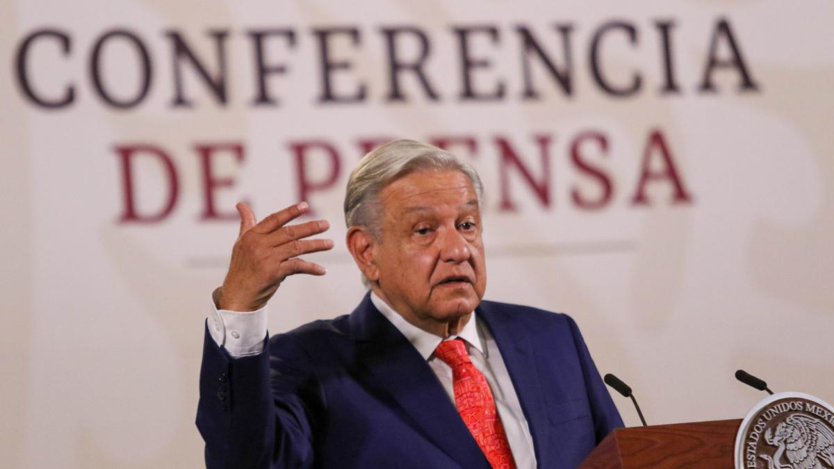 AMLO denuncia al INE y Tribunal Electoral de querer 'silenciarlo'