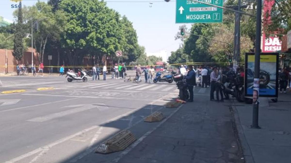 Manifestantes bloquean Insurgentes Centro e impiden paso del Metrobús