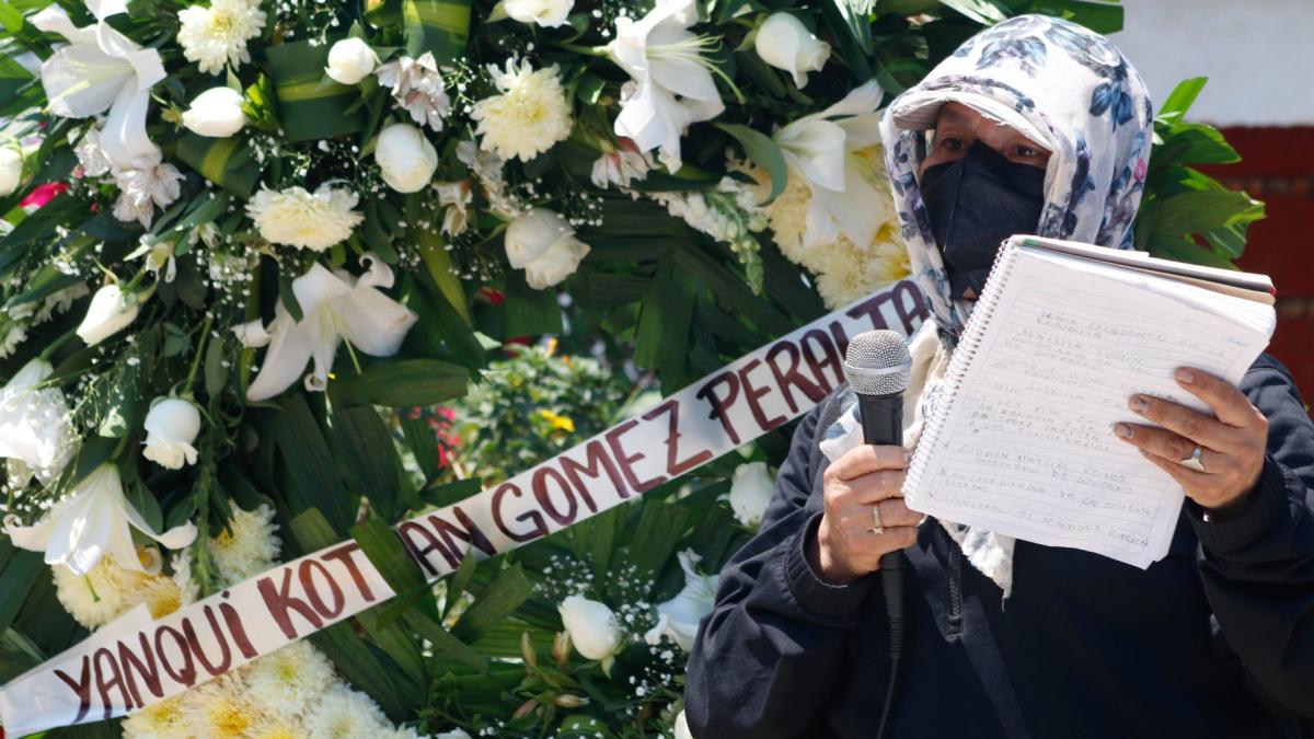 Se entregan 2 policías ligados a muerte de normalista de Ayotzinapa, Guerrero