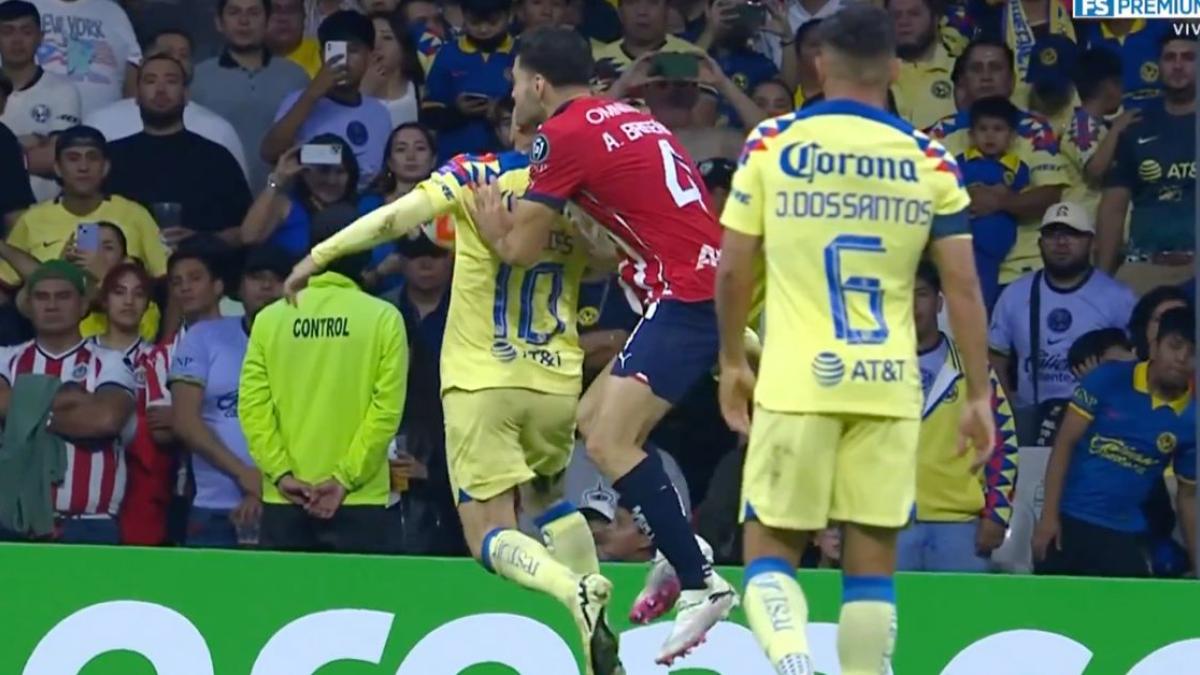 Se arma la campal en el América vs Chivas de Concachampions por una patada del Pollo Briseño (VIDEO)