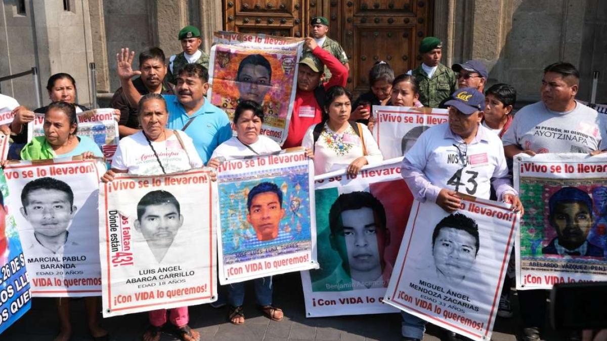 Padres de los 43 piden intervención del Senado para restablecer diálogo con AMLO