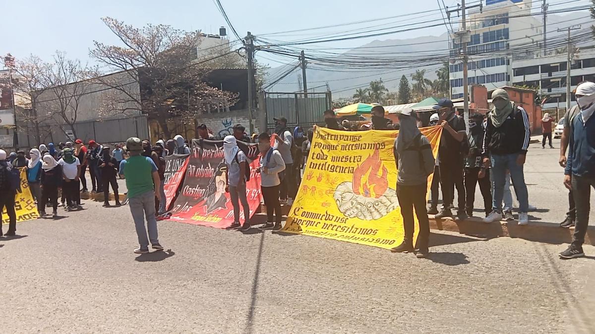 Protestan normalistas de Ayotzinapa en Congreso de Chilpancingo; exigen destitución de fiscal