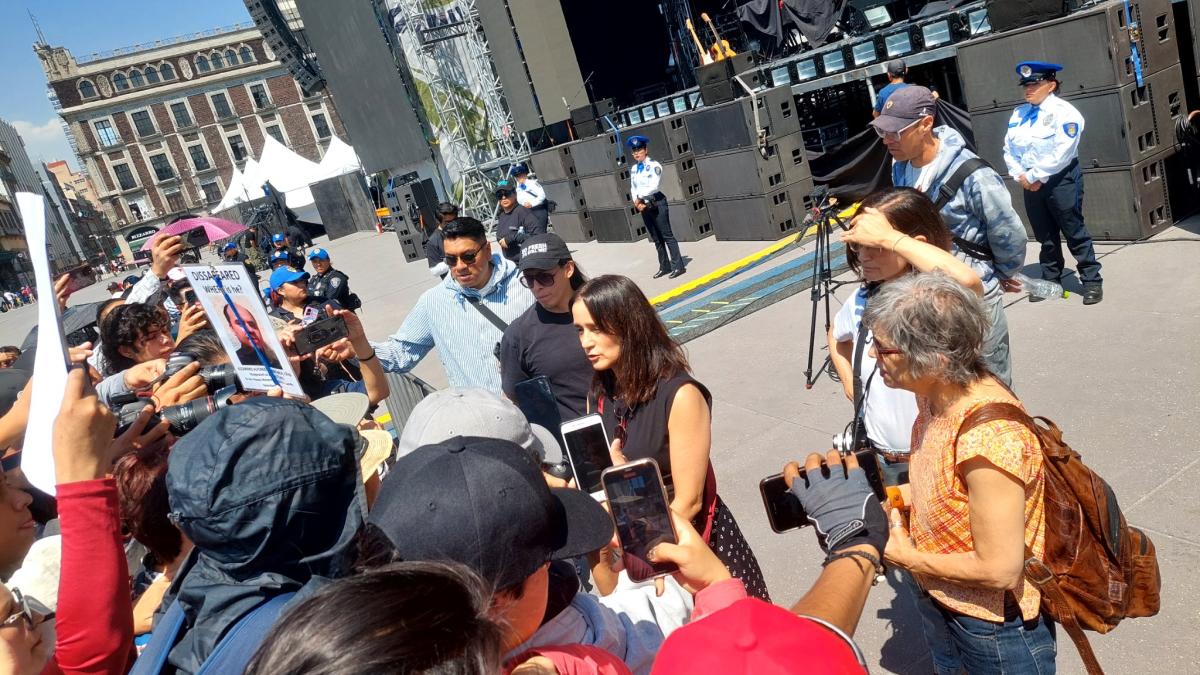 Julieta Venegas se reúne con manifestantes en el Zócalo; protestan por retiro de memorial a desaparecidos