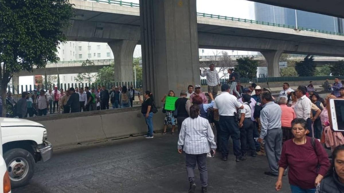 Bloqueo en Periférico Norte. Manifestantes liberan un carril para aliviar el caos vial en la zona