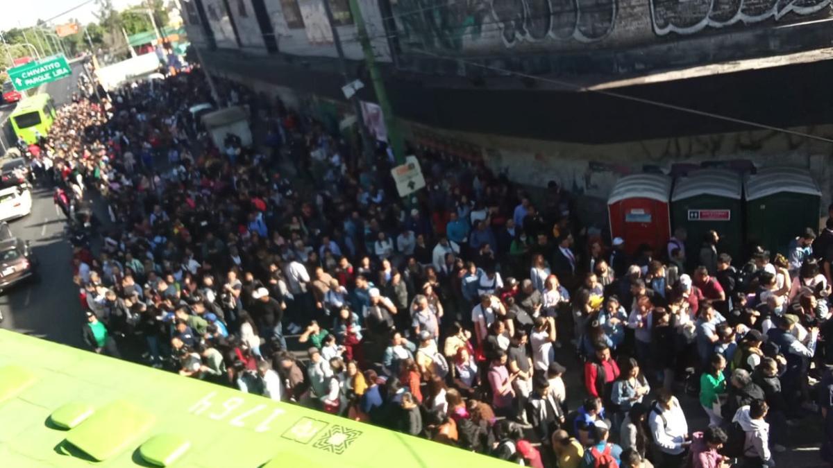 Metro CDMX | FOTOS del caos en Tacubaya tras suspensión de servicio en la Línea 7