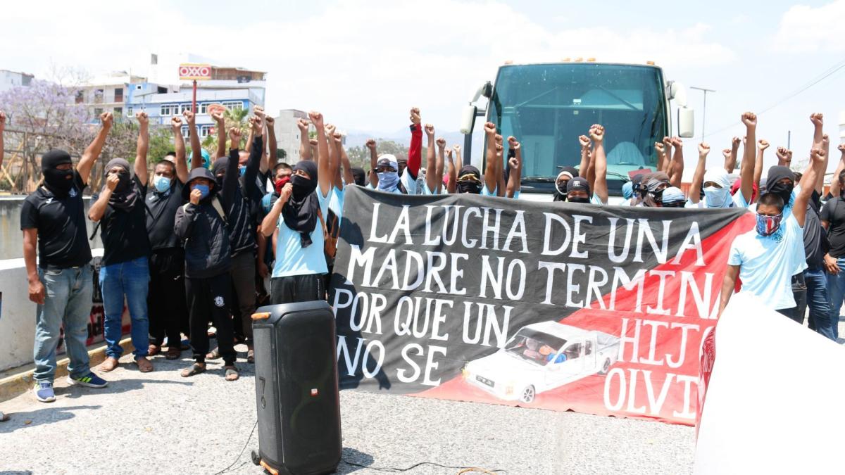 Normalistas de Ayotzinapa vuelven a bloquear Autopista del Sol por asesinato de Yanqui Kothan