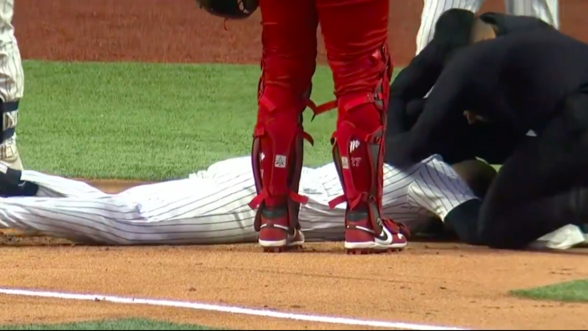 Diablos Rojos vs Yankees | Oscar González y el brutal golpe en el rostro que lo deja tendido en el campo (VIDEO)