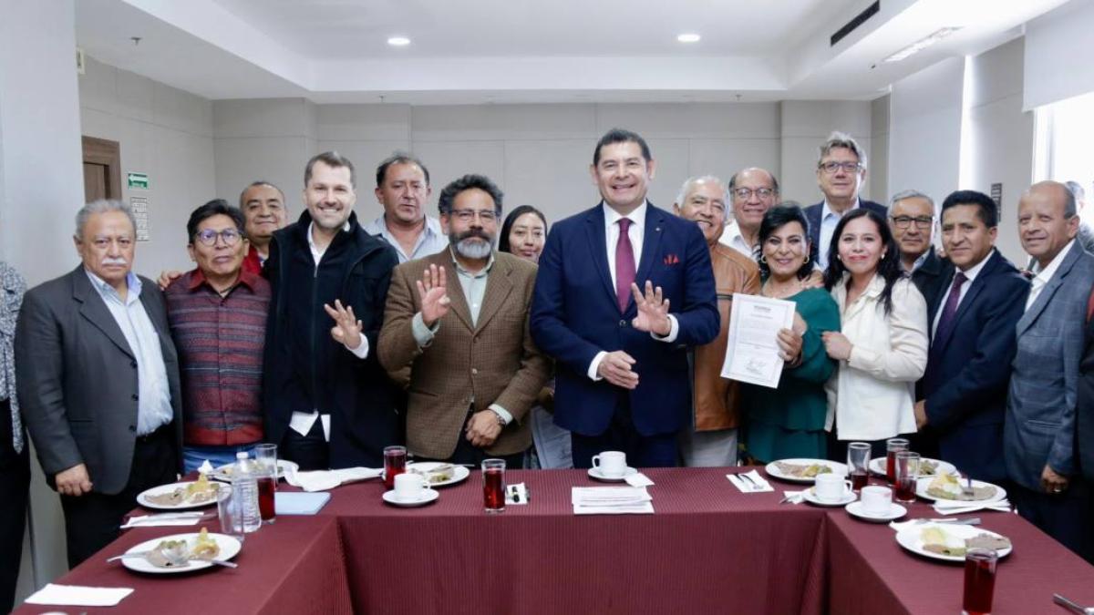 Alejandro Armenta presenta a su equipo con el que busca ganar la gubernatura de Puebla