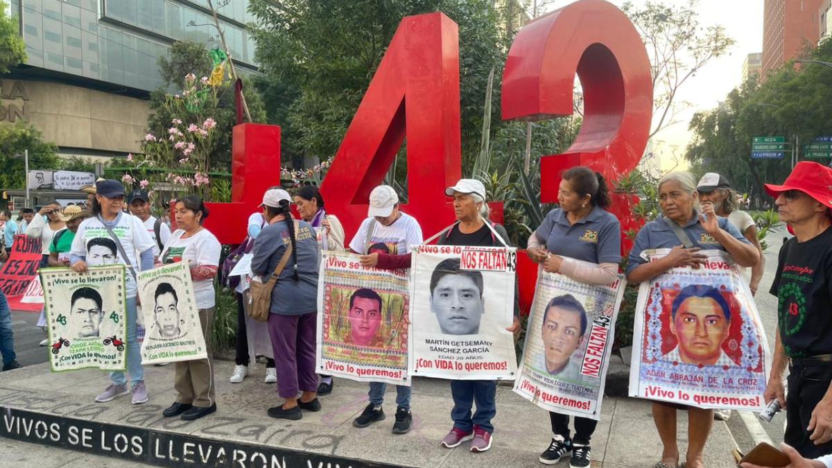 Padres de los 43 normalistas responden a informe de AMLO: "Nos ha mentido"