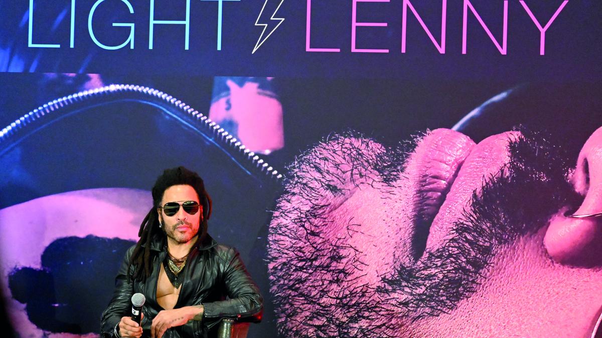 Lenny Kravitz celebra seguir aprendiendo en Blue Electric Light