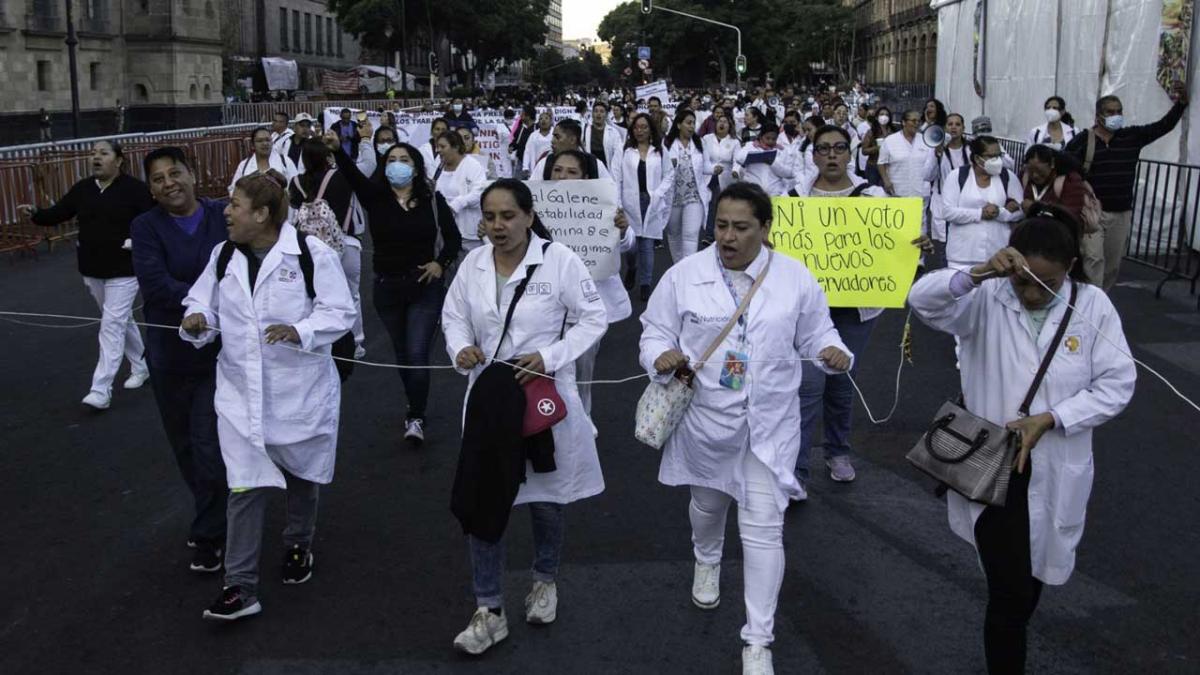 Médicos residentes denuncian atraso de un mes en pagos; advierten movilización