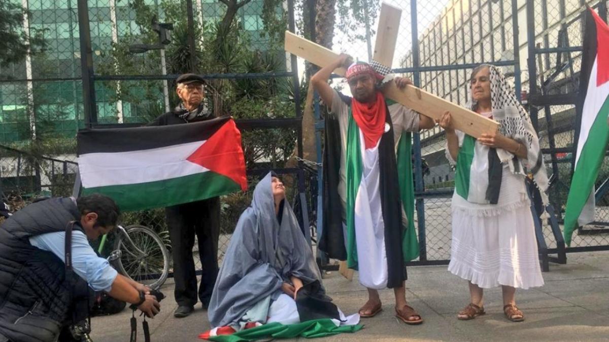 Manifestantes realizan Viacrucis a favor de Palestina en la Ciudad de México