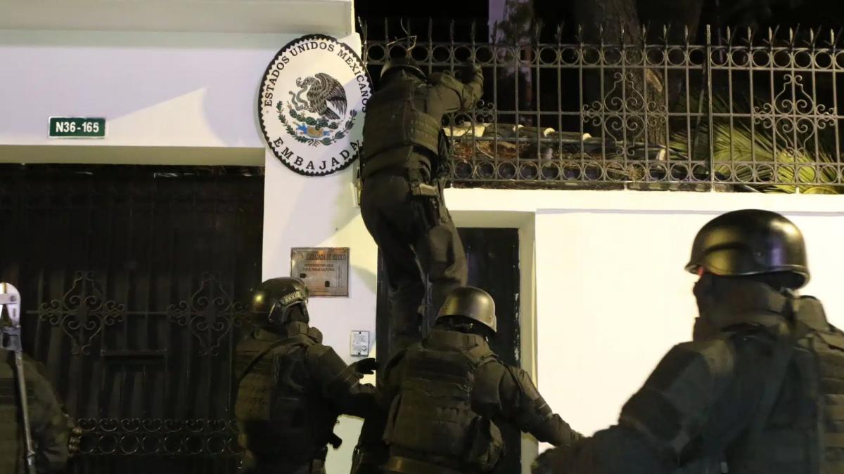 Así fue la irrupción de policías de Ecuador en la Embajada de México en Quito: FOTOS y VIDEOS