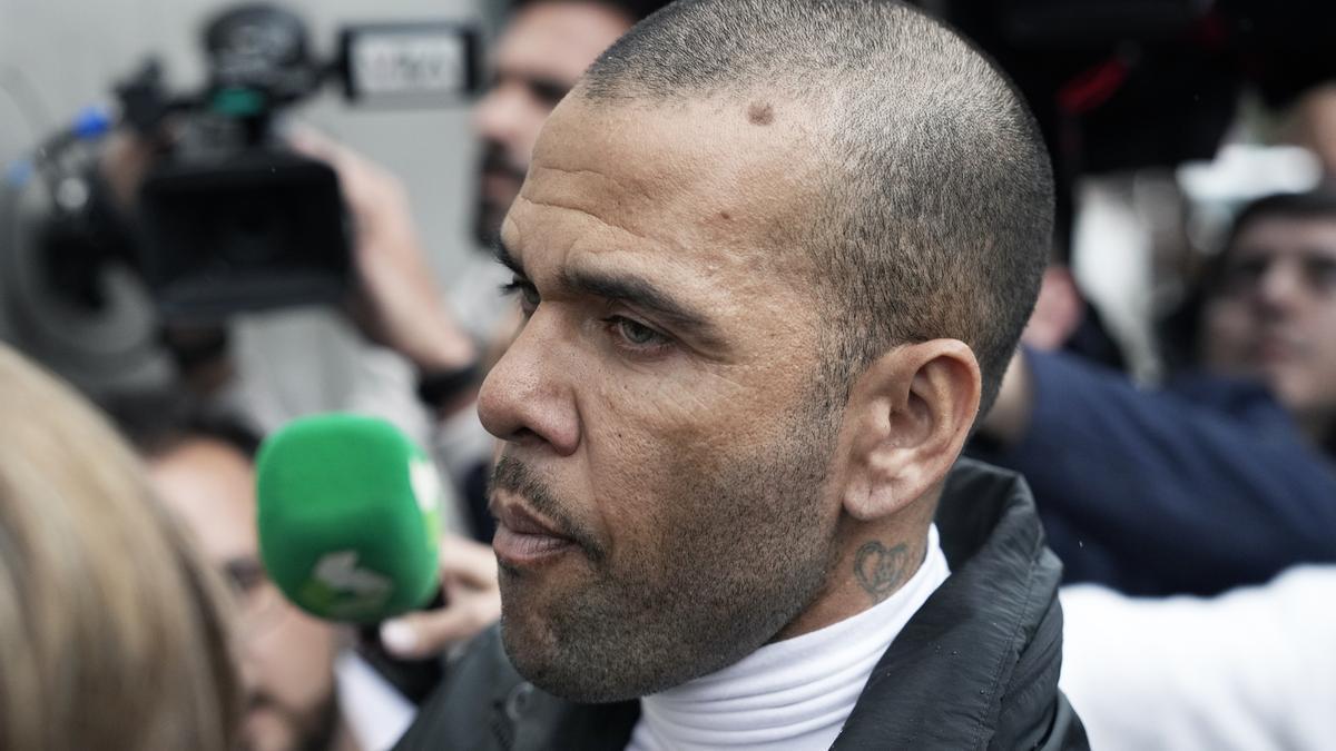 'No es cierto': Dani Alves niega haber dado una entrevista al salir de la cárcel