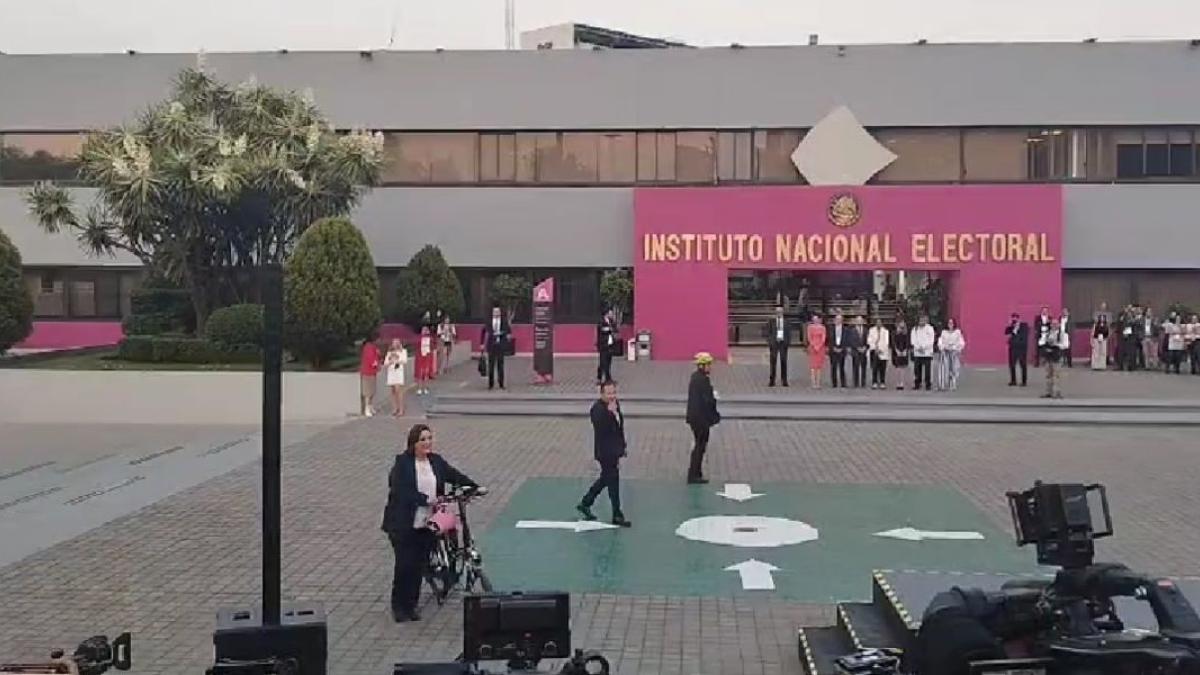 En bicicleta, Xóchitl Gálvez llega al INE para el Primer Debate