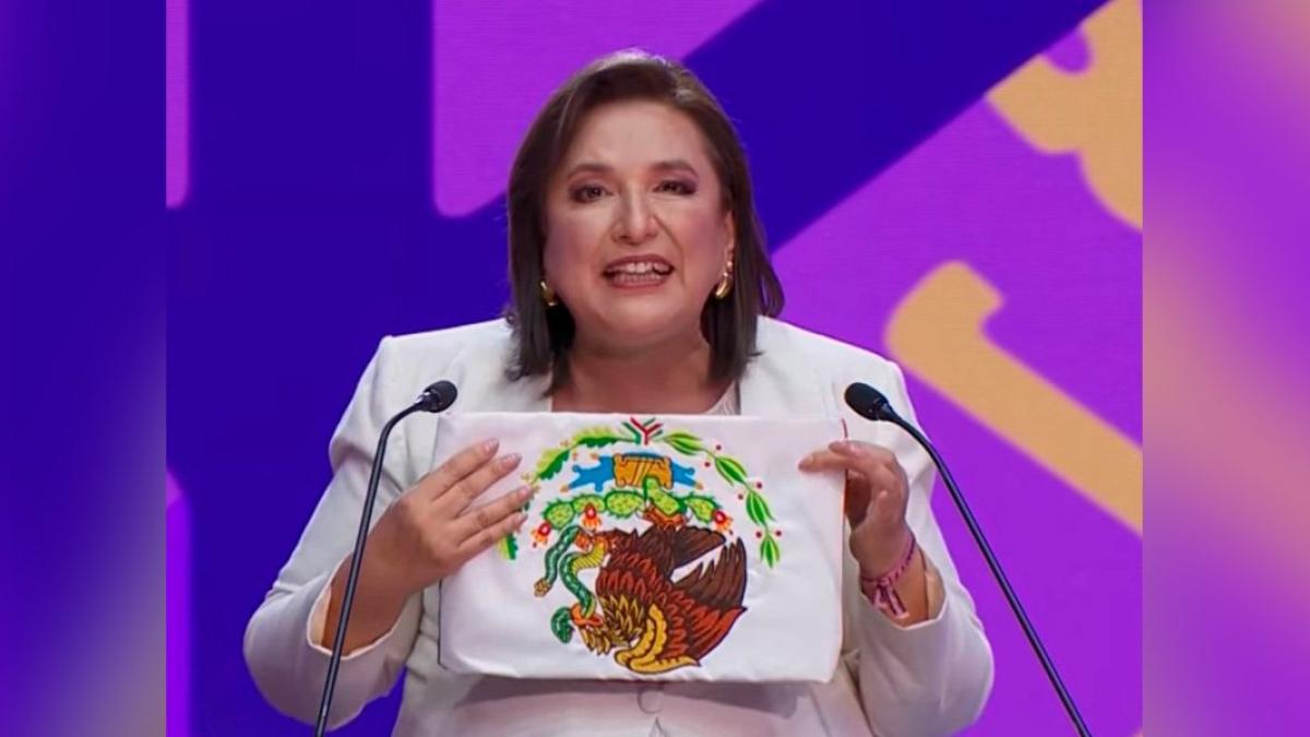 Con la bandera al revés, así cerró Xóchitl Gálvez su participación en el Primer Debate