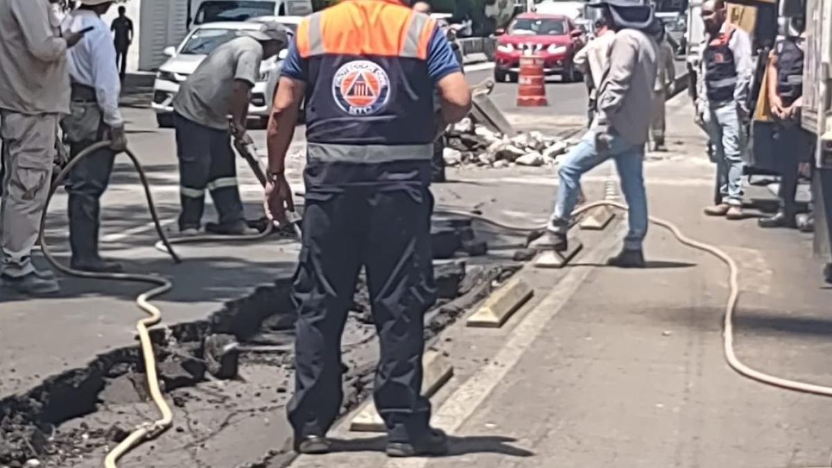 Fuga de agua en la alcaldía Cuauhtémoc provoca socavón