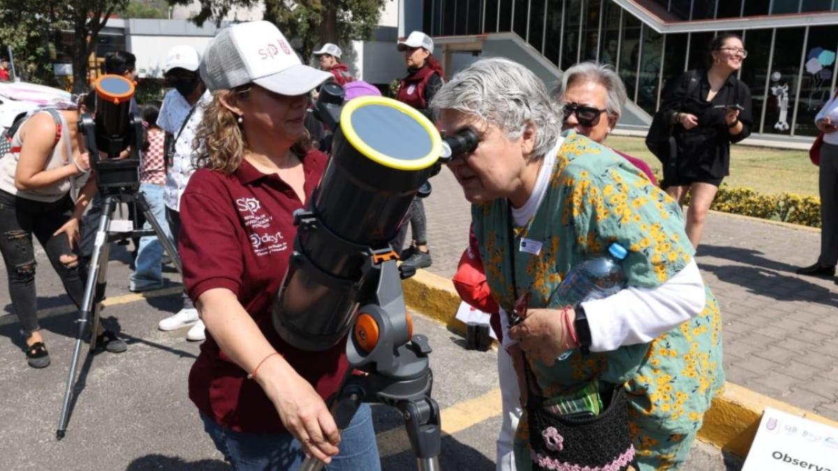 Más de 2 mil personas disfrutaron en el IPN del histórico Eclipse Total de Sol