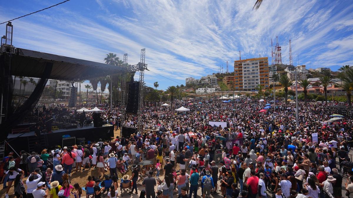 Entre gritos, aplausos, abrazos, lágrimas... viven el eclipse solar en Mazatlán y Torreón