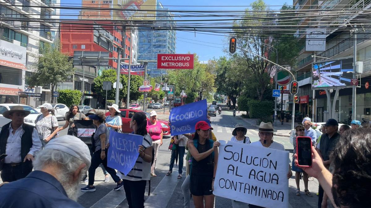 Manifestantes bloquean Insurgentes al sur en reclamo por agua sucia; estas son las alternativas viales