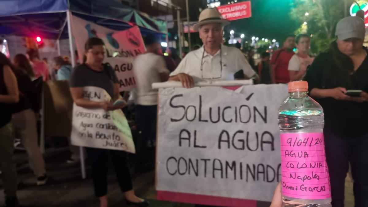 Vecinos paralizan más de 8 horas Insurgentes por agua contaminada