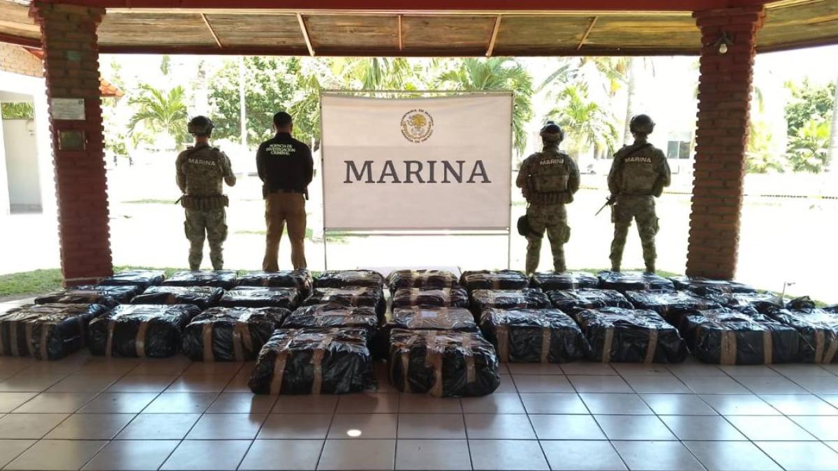 Marina asegura mil 900 kilos de clorhidrato de cocaína frente a costas de Michoacán