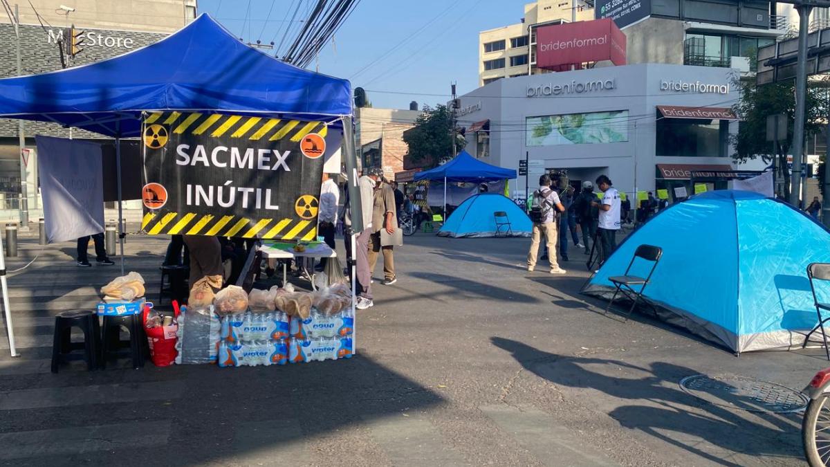 Vecinos de la BJ se la amanecen en plantón de Insurgentes