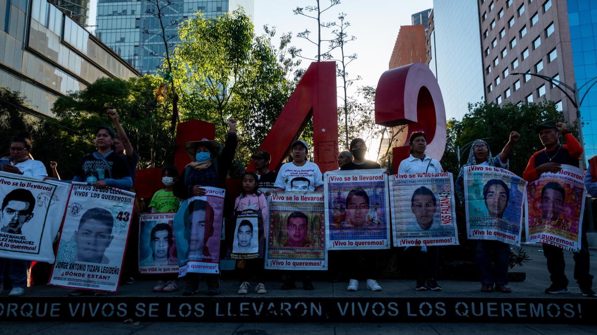 AMLO no puede dejar a la deriva caso Ayotzinapa, señalan familiares de estudiantes desaparecidos