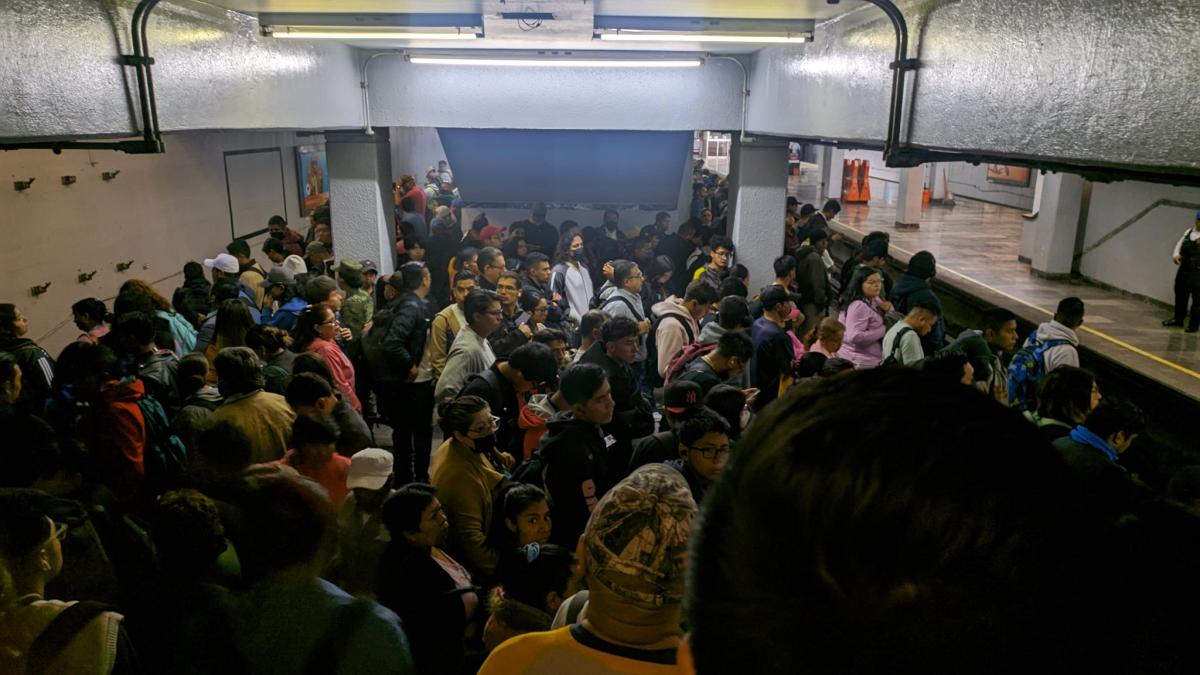 Corto circuito provoca humo y desalojo de usuarios en la Línea 2 del Metro | VIDEO