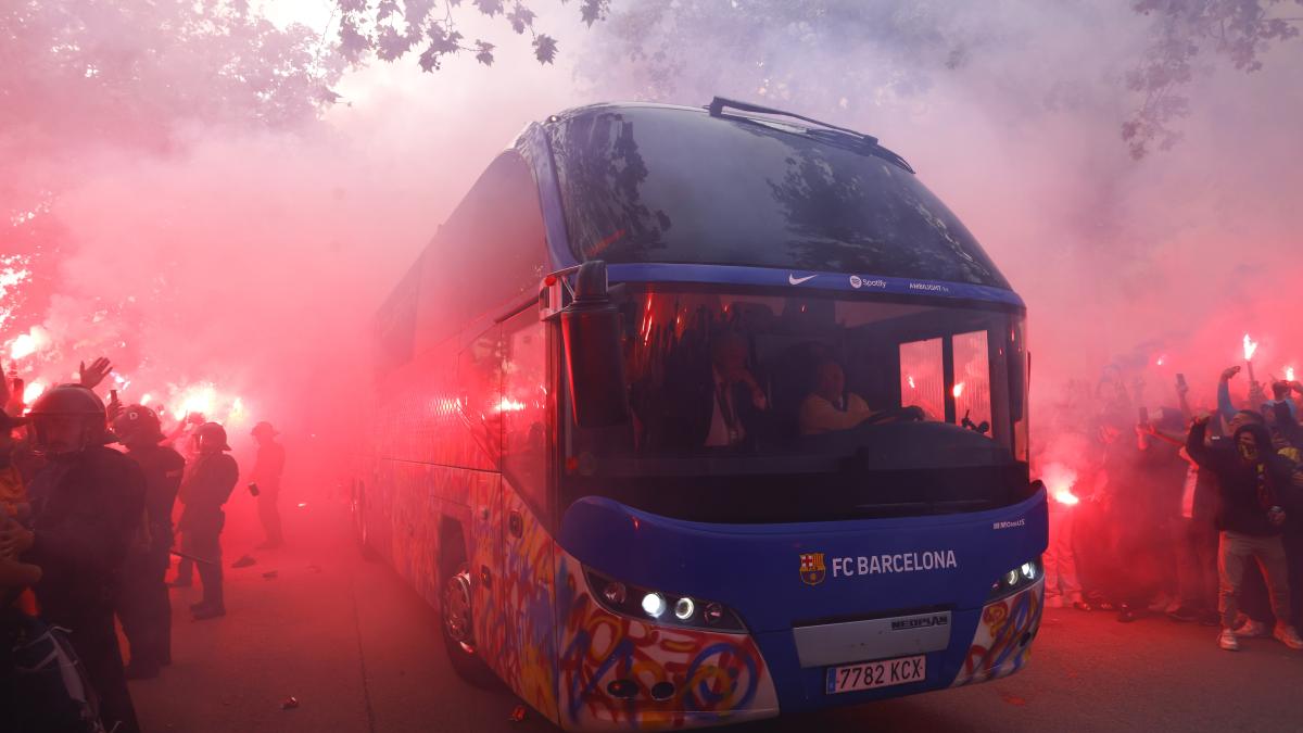 Champions League | Aficionados del Barcelona agreden su propio autobús previo a juego ante PSG