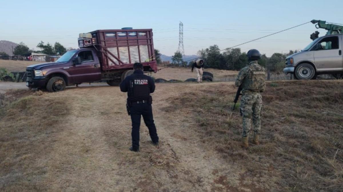 Decomisan 3 vehículos usados para huachicol en Puebla