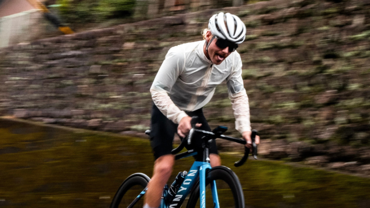 F1 | Valtteri Bottas arriesga su vida en el Circuito de Shanghai por pasear en bici en medio de una tormenta