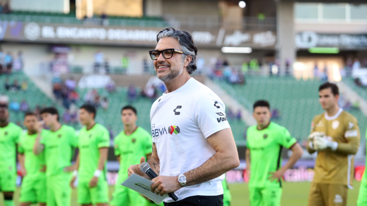 Liga MX | Jaime Camil irrumpe en la cancha del Mazatlán para dar un importante mensaje (VIDEO)