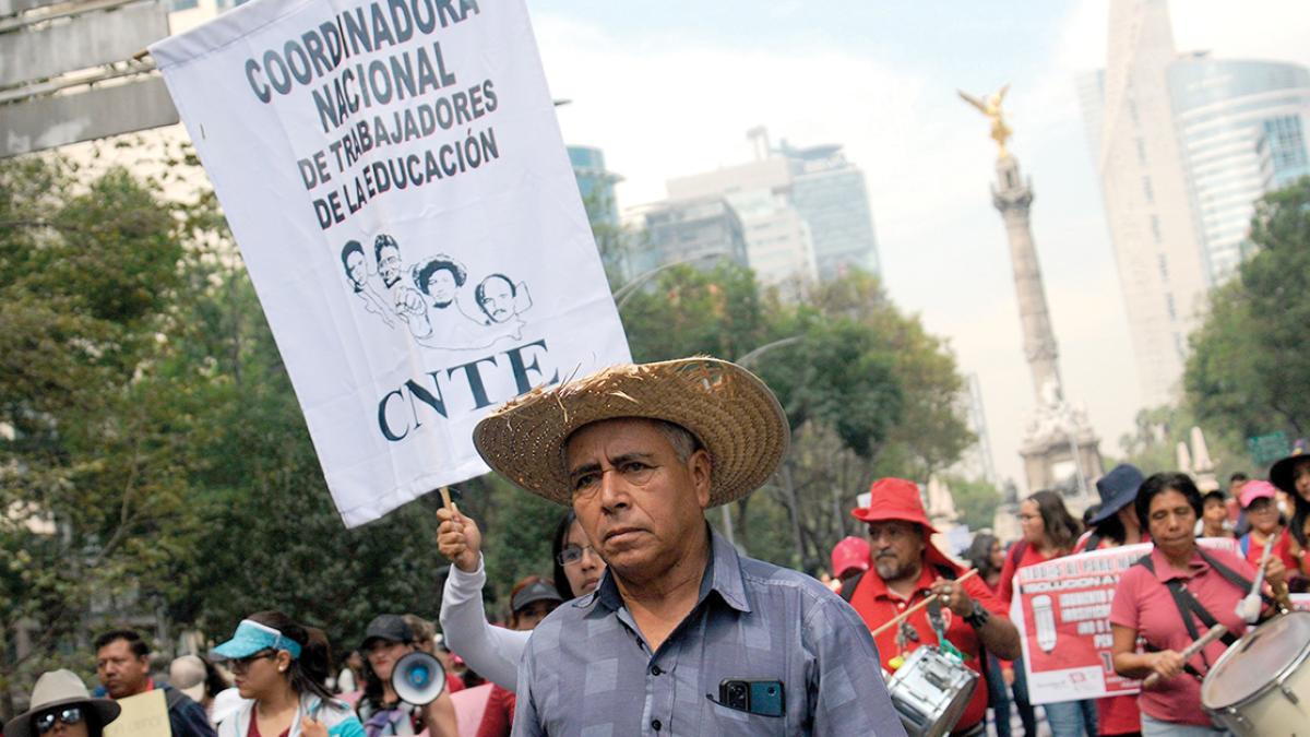 CNTE convoca a paro el 15 de mayo tras reunión con AMLO