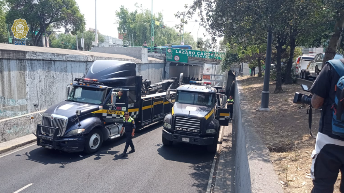 Camión de carga se atasca en Viaducto y provoca caos vial; labores llevan 7 horas | VIDEO