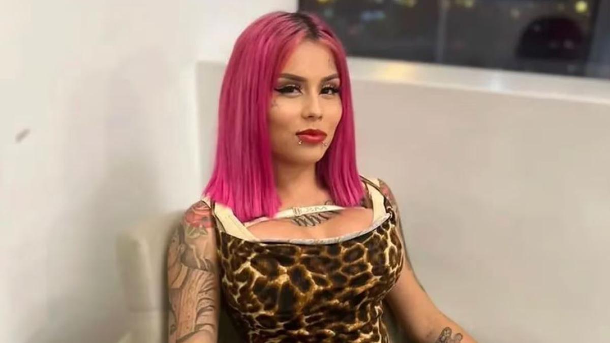 Influencer Mona dice que se baña con lentes para no dañar sus pestañas: 'hay que pensar'