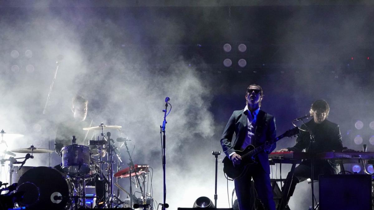 Interpol ofrece un vibrante y potente show en el Zócalo de Ciudad de México