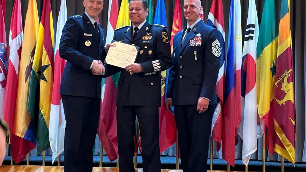 General Vallin Osuna, director de la AFAC, ingresa a Cuadro de Honor de Fuerza Aérea de EU