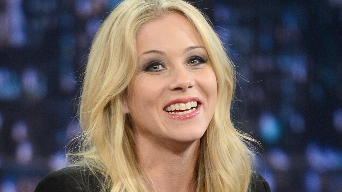 Christina Applegate tiene que usar pañales tras contagiarse de raro virus por comer heces fecales