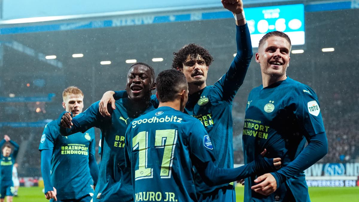 PSV e Hirving Lozano se coronan en la Eredivisie después de goleada sobre el Heerenveen