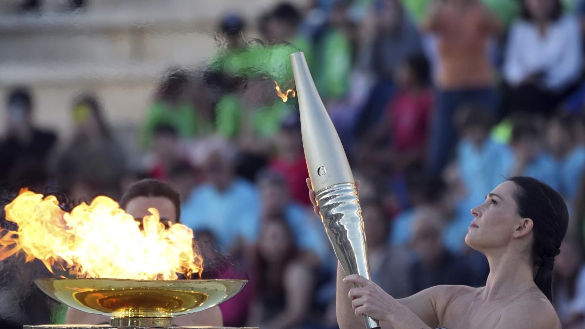 París 2024 | Organizadores reciben el fuego olímpico en la cuna de los Juegos modernos