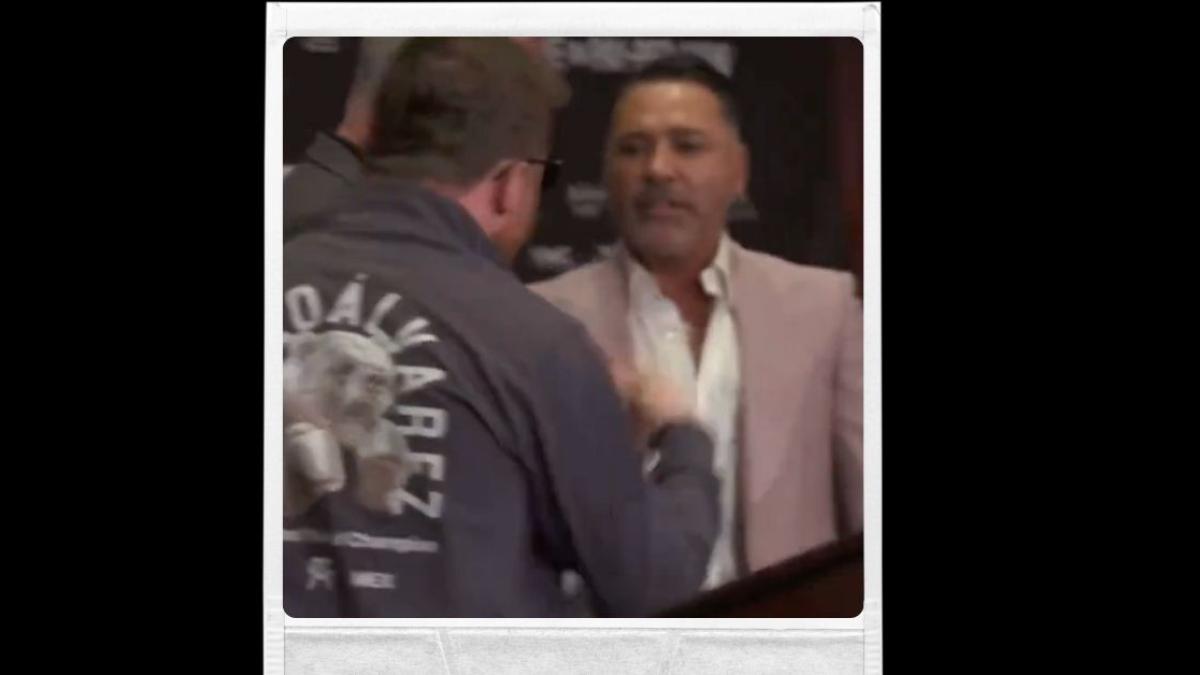 VIDEO | Canelo Álvarez casi golpea a Óscar de la Hoya; "tú no haces nada, eres un idiota"