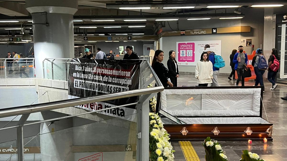 Metro CDMX: Colocan ataúd en Mixcoac para conmemorar 3 años de accidente en Línea 12 | FOTOS