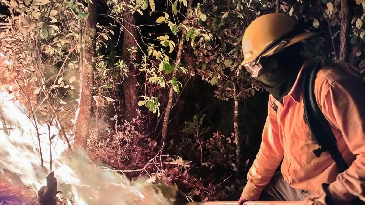 Gobierno del Estado de México despliega Mando Unificado con 154 brigadistas para combatir incendios en Valle de Bravo