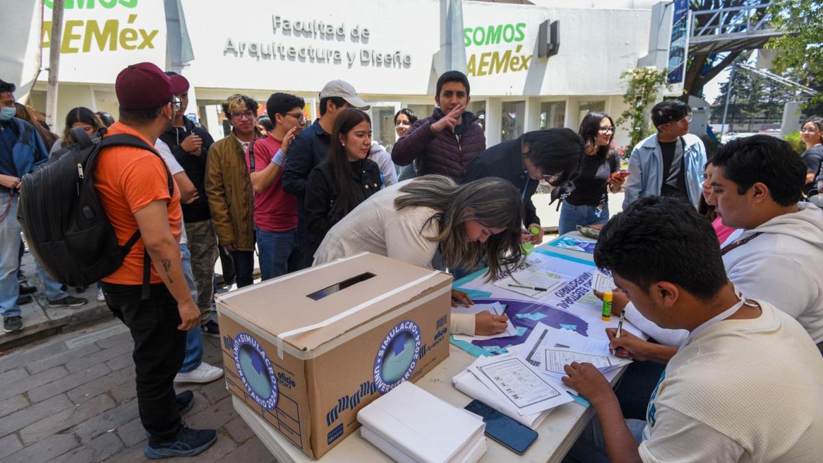 Más de 250 mil alumnos votan en ejercicio electoral