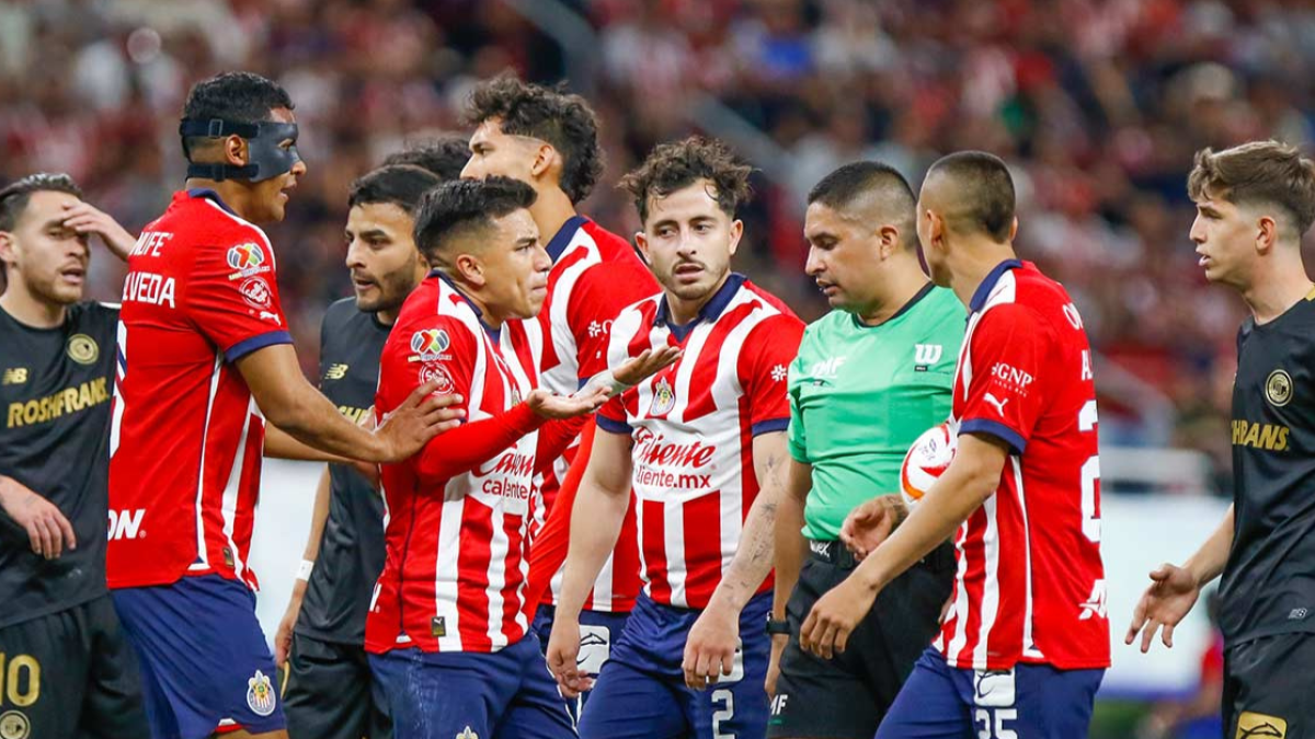 Chivas tendrá una dura baja, tras un fuerte reclamo al árbitro que pitó el duelo ante el Toluca