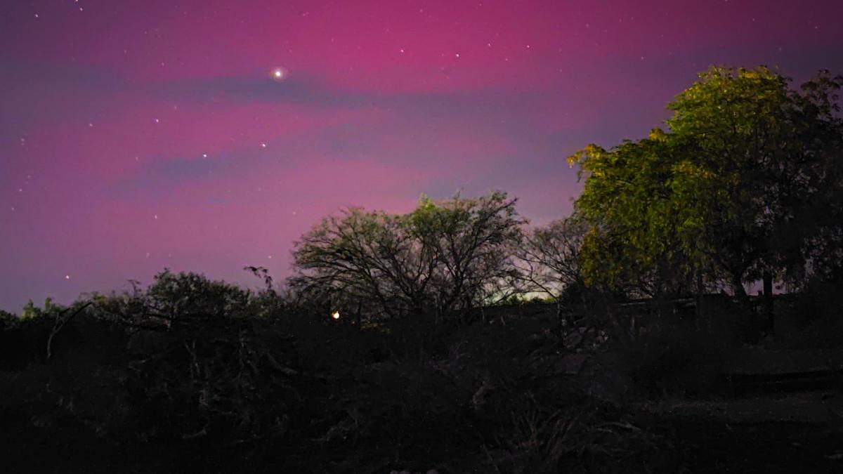 FOTOS | Reportan usuarios de redes avistamiento de auroras boreales en México