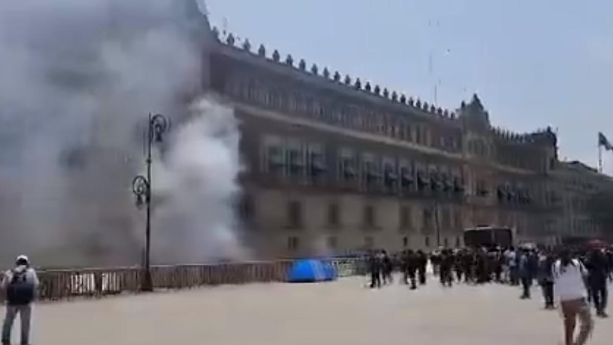 Normalistas lanzan petardos contra Palacio Nacional; exigieron diálogo con Gobierno | VIDEO