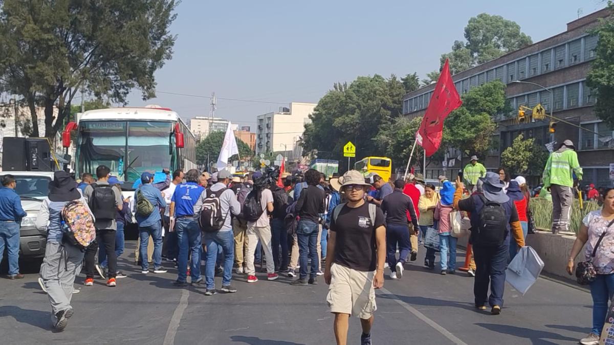 Integrantes de la CNTE marchan de San Cosme al Zócalo; prevén iniciar plantón